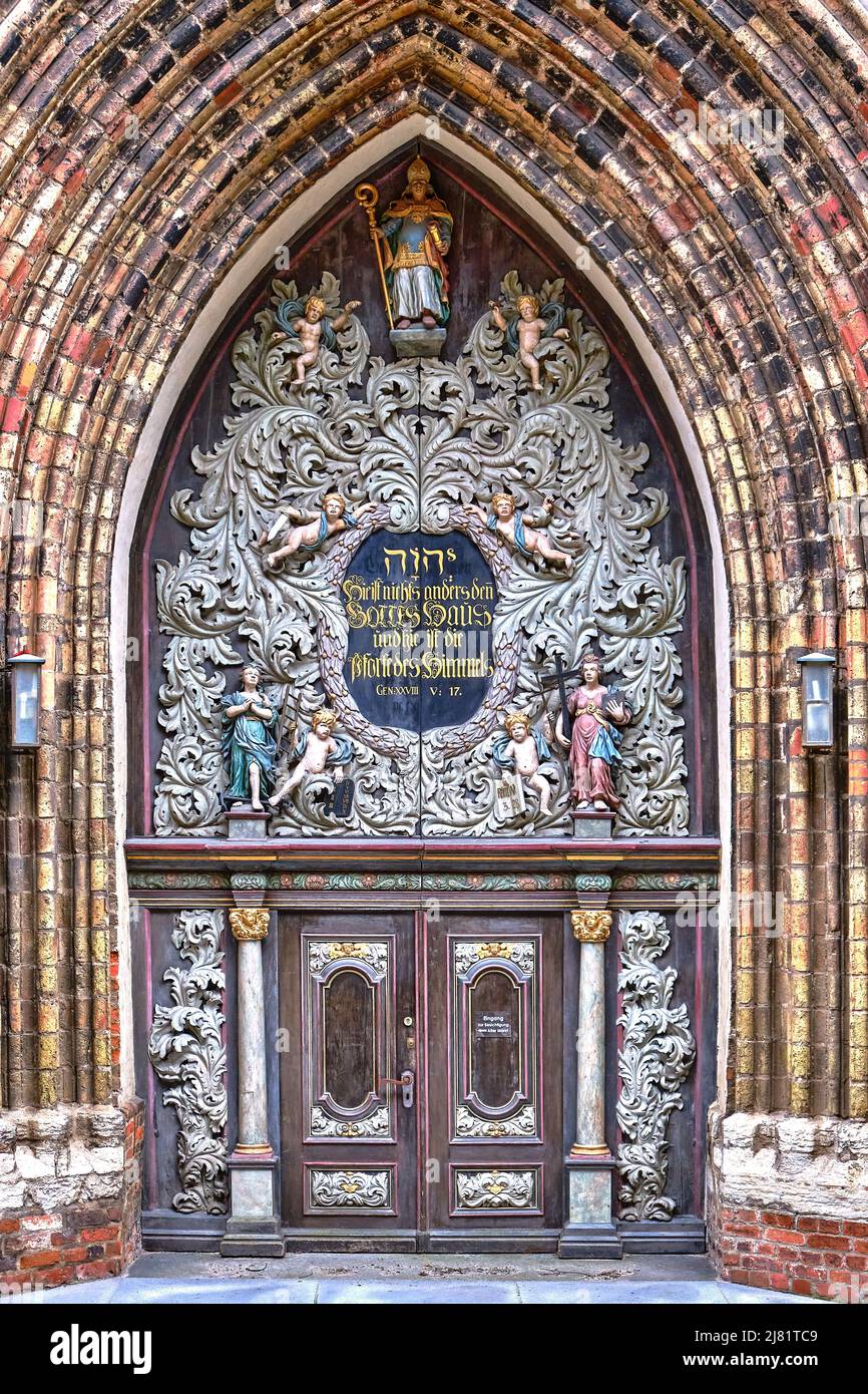 Riccamente decorato West Portal della Nikolaikirche (St Chiesa di Nicholas), Città anseatica di Stralsund, Meclemburgo-Pomerania occidentale, Germania. Foto Stock