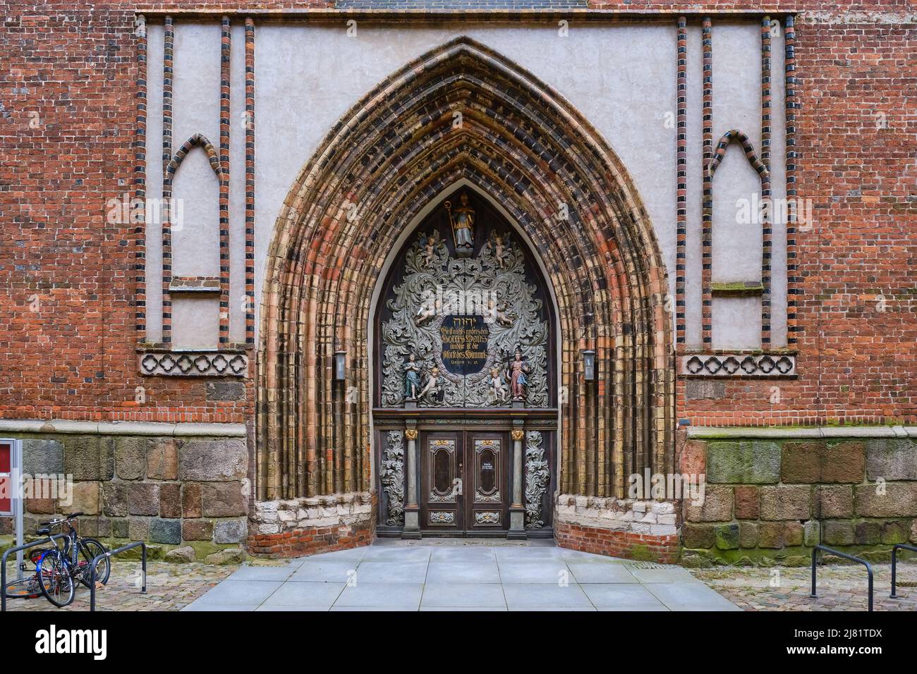 Riccamente decorato West Portal della Nikolaikirche (St Chiesa di Nicholas), Città anseatica di Stralsund, Meclemburgo-Pomerania occidentale, Germania. Foto Stock