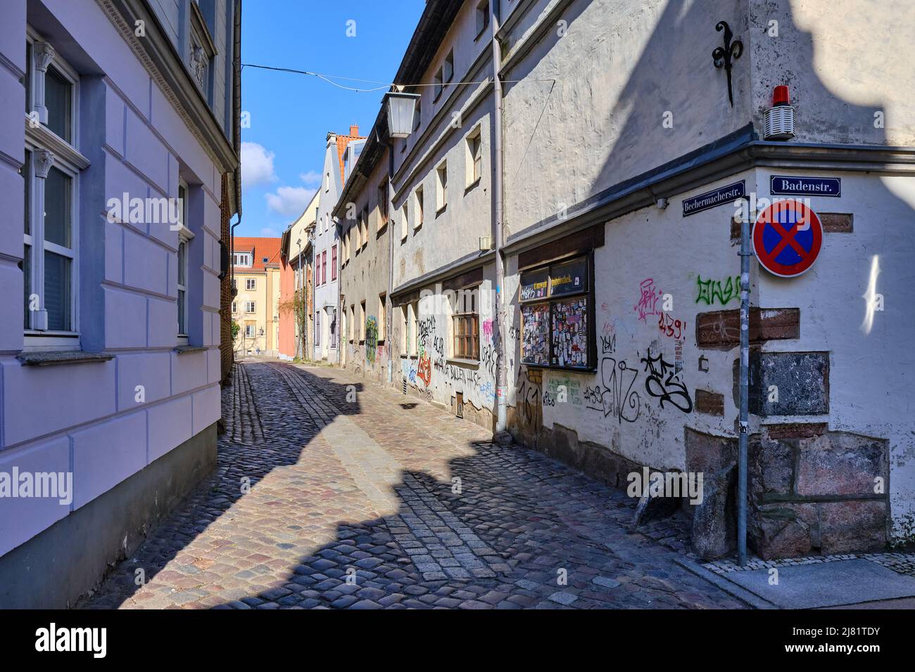 Città anseatica di Stralsund, Meclemburgo-Pomerania occidentale, Germania: Vista attraverso la corsia cava di Bechermacherstrasse. Foto Stock