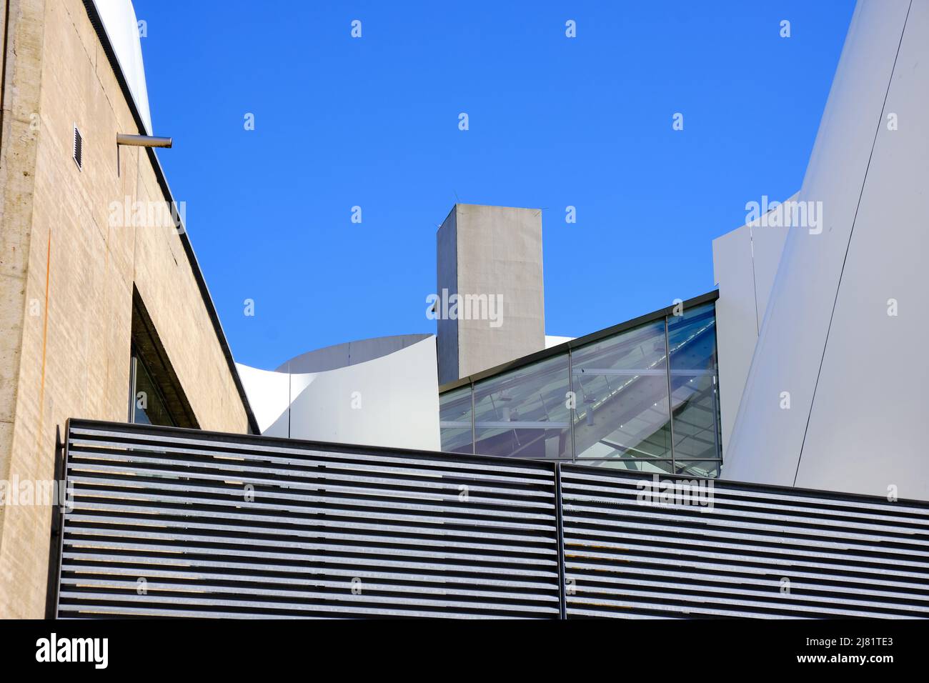 Città anseatica di Stralsund, Meclemburgo-Pomerania occidentale, Germania: Sezione del tetto dell'Ozeaneum del Museo Oceanografico Tedesco. Foto Stock
