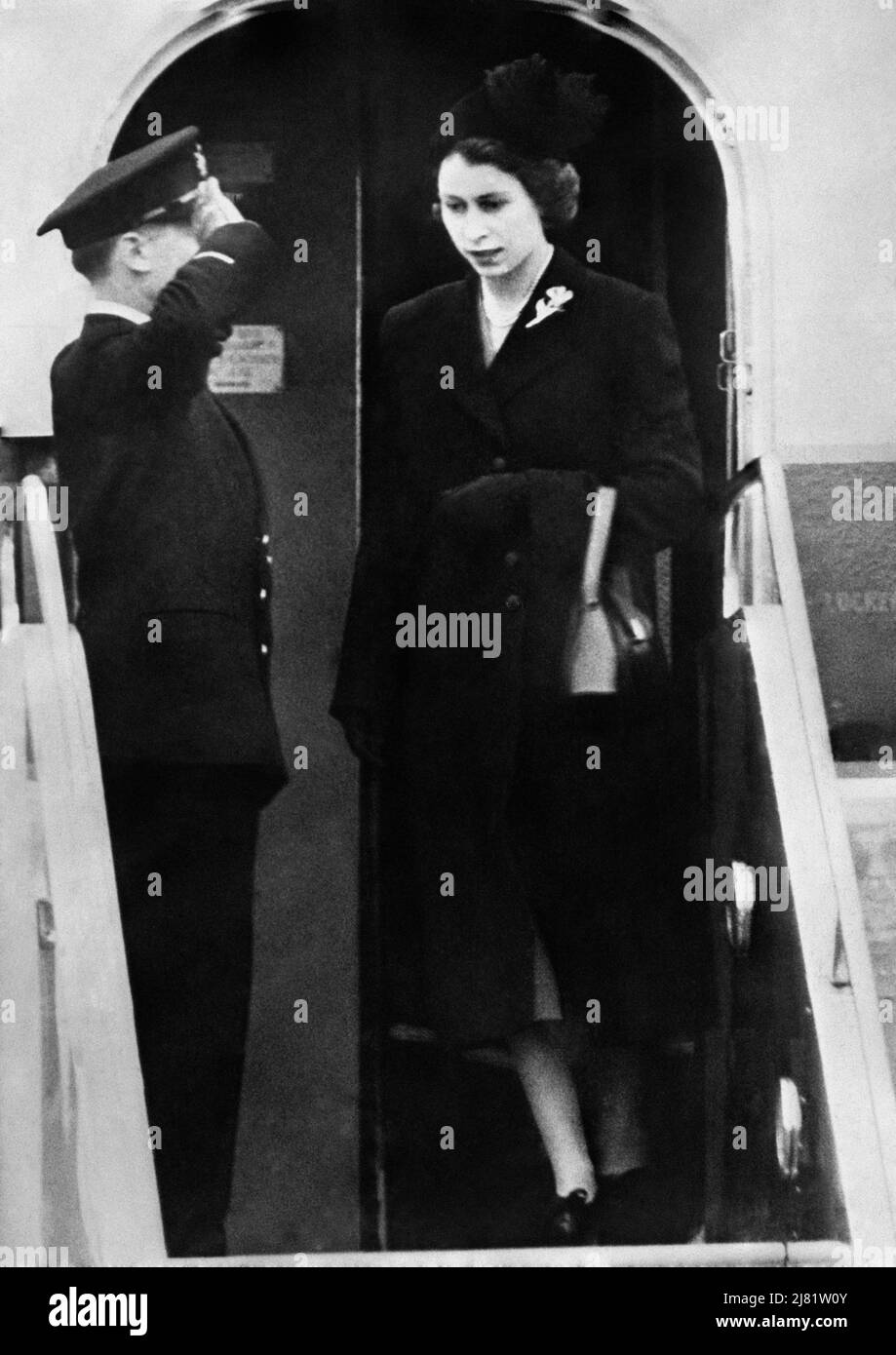 File photo datato 07/02/52 della regina Elisabetta II vestita in nero e indossando la fiamma Lily Brooch, mette piede sul suolo britannico per la prima volta dalla sua adesione come lei atterra all'aeroporto di Londra. Il famoso Diadem Diamante della Regina e i gioielli della collezione del monarca saranno in mostra presso le residenze reali per celebrare il Giubileo del platino. Data di emissione: Giovedì 12 maggio 2022. Foto Stock