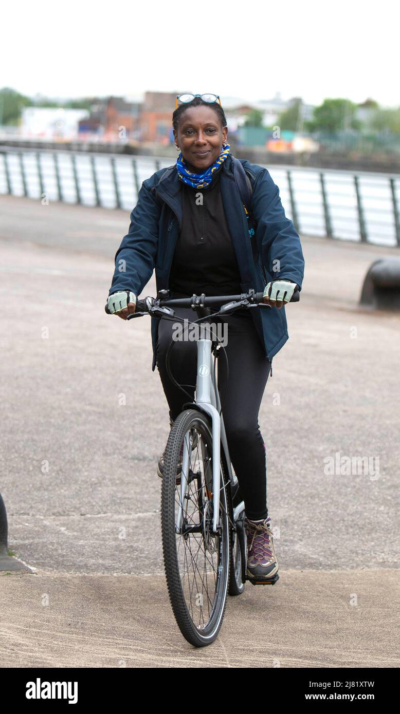 USO EDITORIALE SOLO Carol Hutchinson del gruppo Bike Hive Community a MediaCity a Manchester per lanciare Cycling UK's Cycling Made e-asy programma pilota, un programma per rendere i cicli elettrici liberamente disponibili per le comunità sottorappresentate e i ciclisti non regolari. Data immagine: Giovedì 12 maggio 2022. Foto Stock