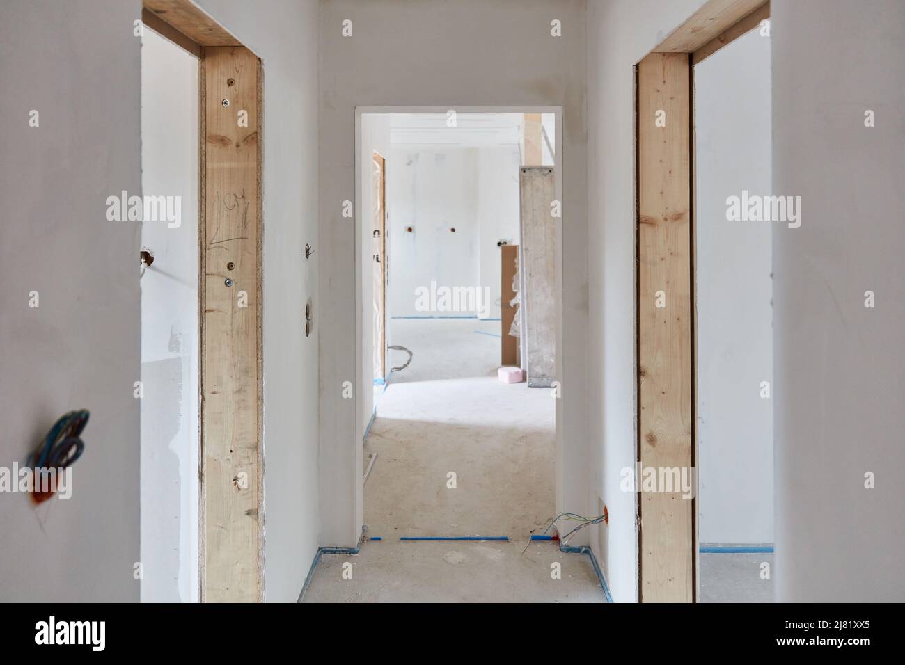 Corridoio stretto come corridoio e cantiere in un nuovo edificio per il design degli interni Foto Stock