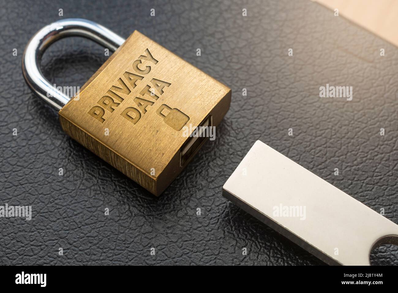 Concetto di protezione dei dati sulla privacy, blocco di note in pelle e penna usb con il testo: Dati sulla privacy Foto Stock
