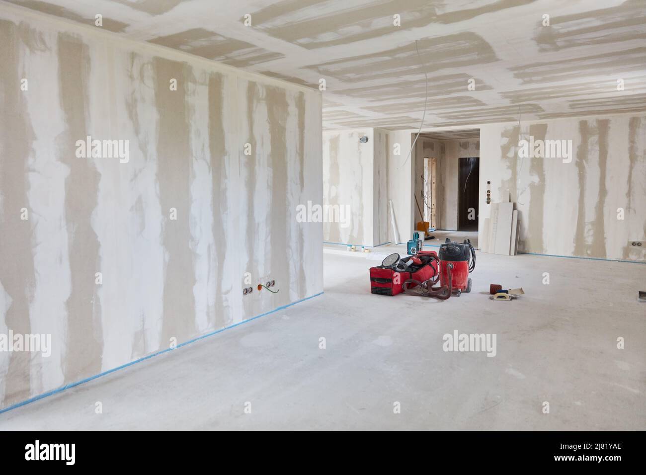 Design interno del soggiorno in una nuova casa dopo aver riempito il lavoro sulla parete e sul soffitto Foto Stock