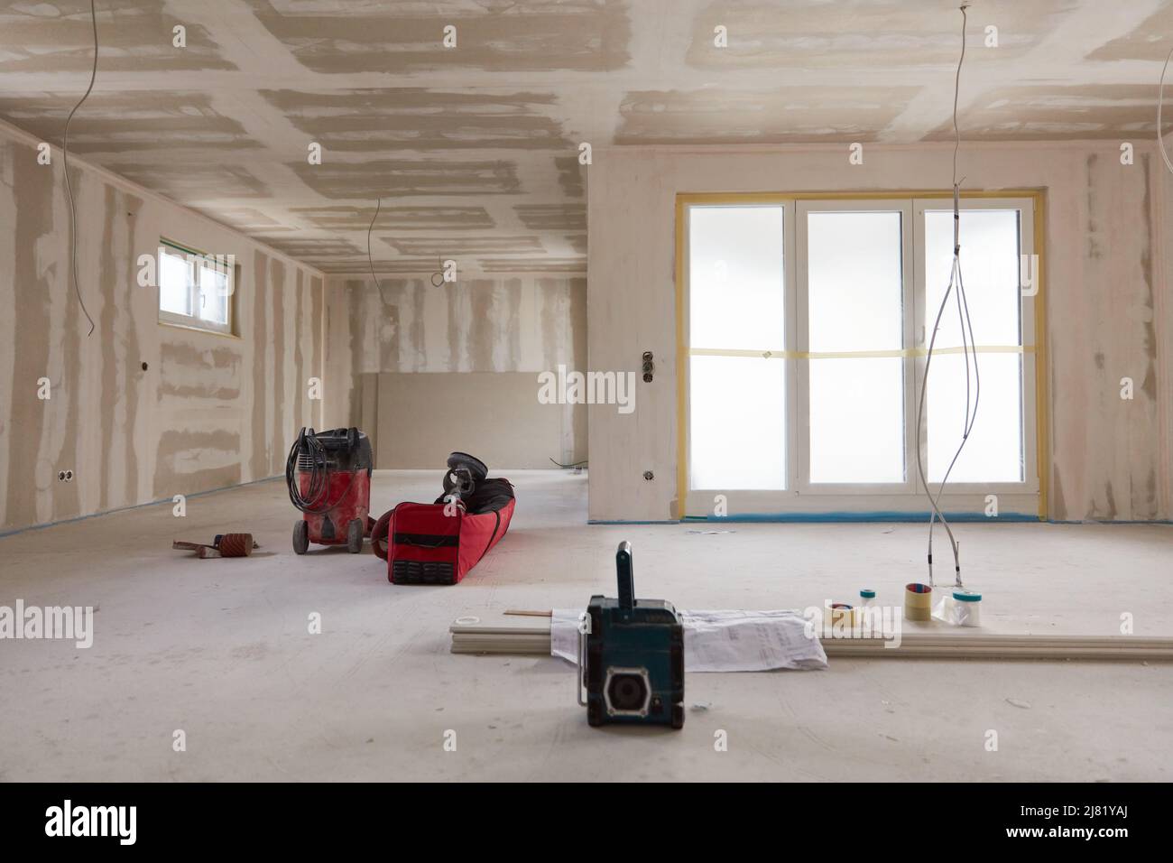 Design interno del soggiorno dopo il lavoro di spatola in casa nuova Foto Stock