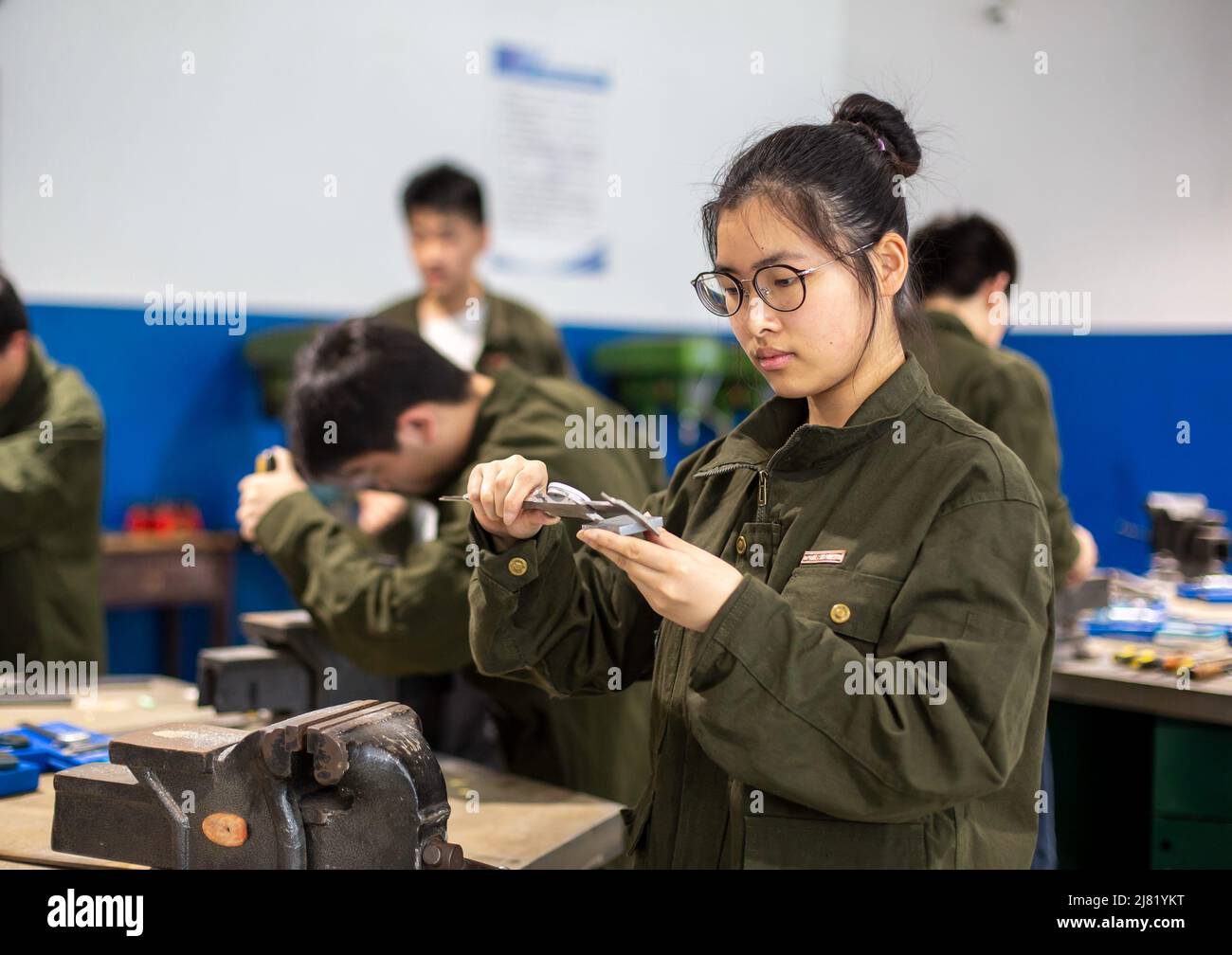 NANTONG, CINA - 12 MAGGIO 2022 - gli studenti prendono parte alla formazione operativa presso una scuola professionale a Nantong, nella provincia di Jiangsu della Cina orientale, ma Foto Stock