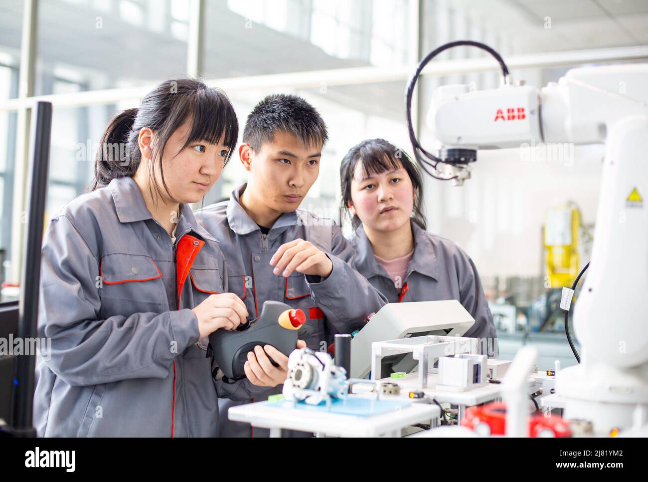 NANTONG, CINA - 12 MAGGIO 2022 - gli studenti gestiscono un robot industriale in una scuola professionale a Nantong, nella provincia di Jiangsu della Cina orientale, il 12 maggio 2022. Foto Stock