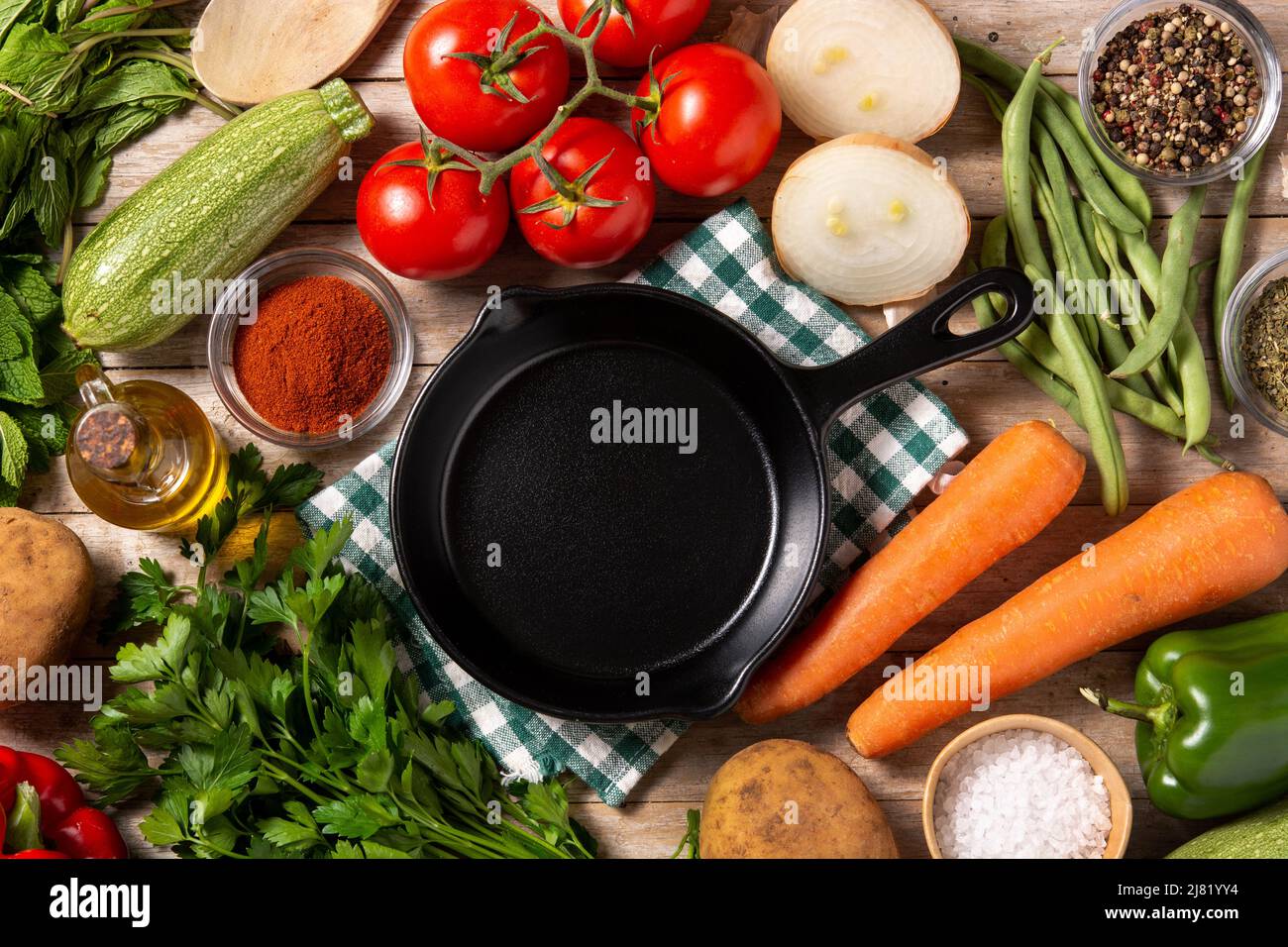 Assortimento di verdure, erbe e spezie su tavola di legno Foto Stock