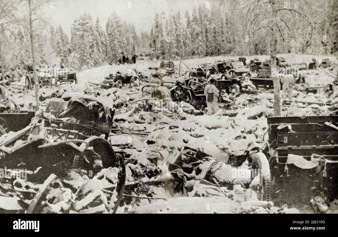 Guerra mondiale 2 Fotografia della Battaglia di Suomussalmi - i finlandesi spazzano via 2 divisioni russe nella loro più grande vittoria di guerra. Carri armati e auto blindate si trovano devastati e abbandonati nella neve. Datato 8 gennaio 1940, Finlandia, Europa. Foto Stock
