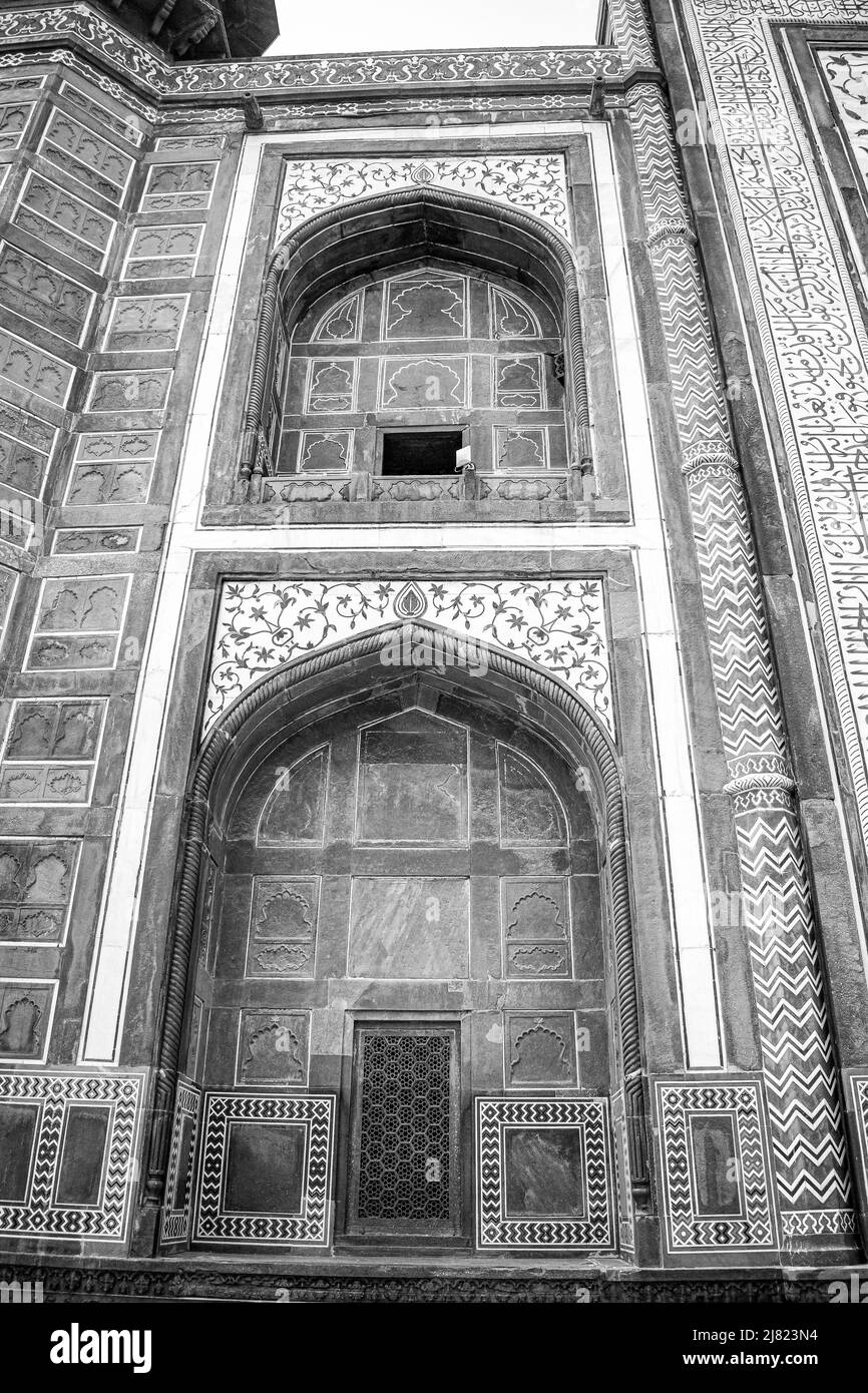 Architettura al Taj Mahal è un mausoleo di marmo bianco-avorio sulla riva sud del fiume Yamuna nella città indiana di Agra, Uttar Pradesh, Taj Foto Stock