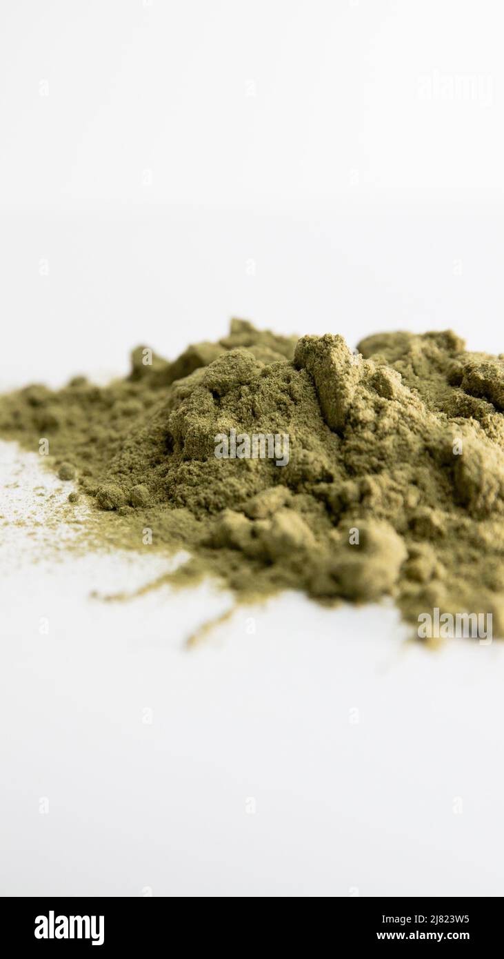 erba di grano in polvere su sfondo bianco Foto Stock