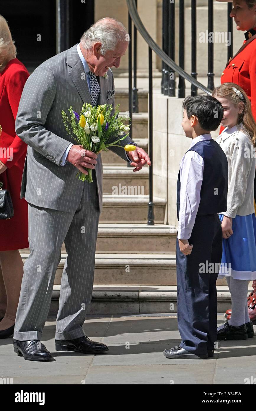Il Principe di Galles riceve i fiori dopo la sua visita con la duchessa di Cornovaglia presso la Canada House di Londra, prima del loro prossimo tour. Data immagine: Giovedì 12 maggio 2022. Foto Stock