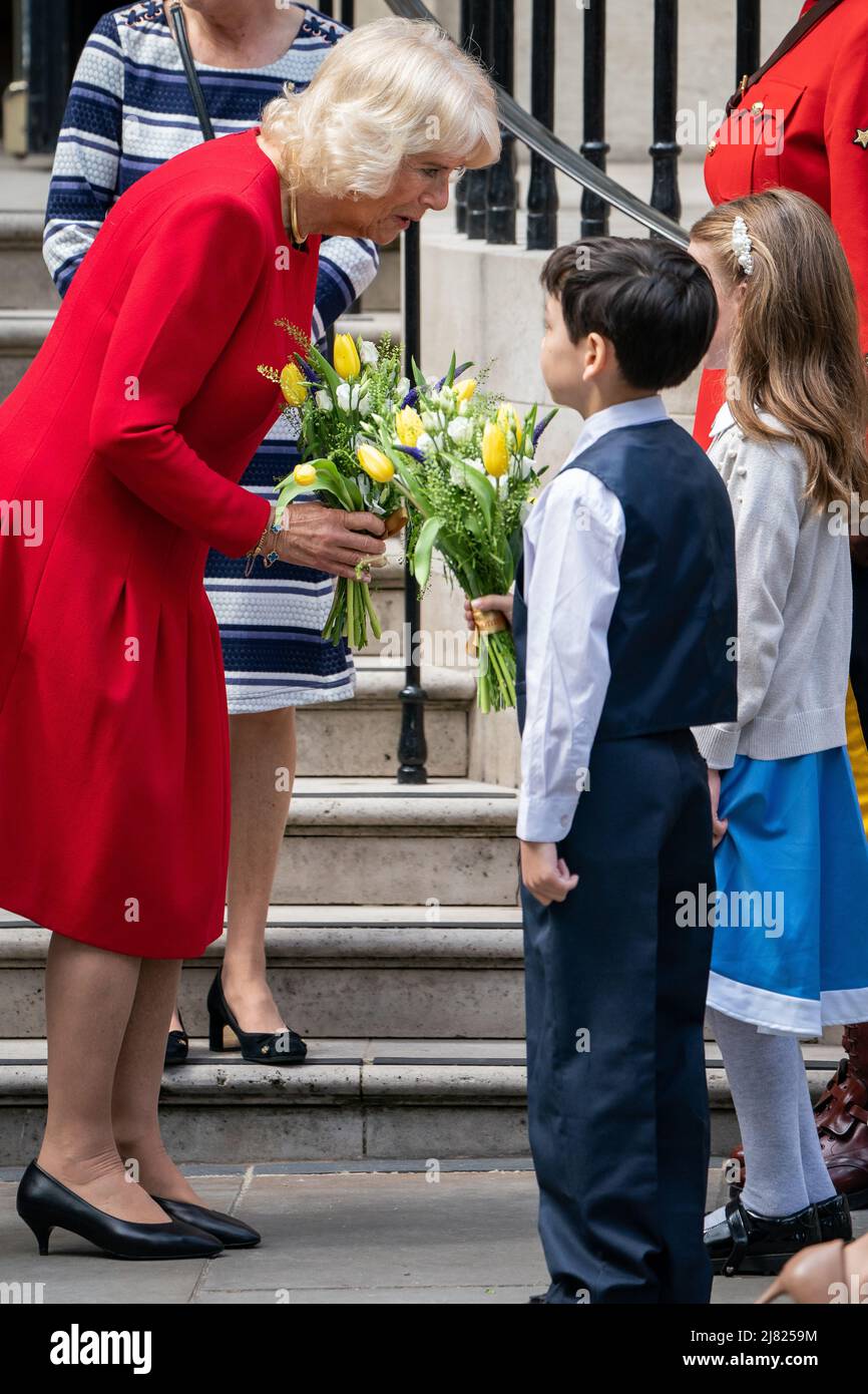 La duchessa di Cornovaglia viene presentata con fiori dopo una visita alla Canada House di Londra, prima del loro prossimo tour. Data immagine: Giovedì 12 maggio 2022. Foto Stock