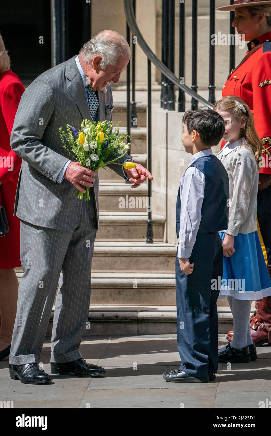 Il Principe di Galles viene presentato con fiori dopo una visita alla Canada House di Londra, prima del loro prossimo tour. Data immagine: Giovedì 12 maggio 2022. Foto Stock