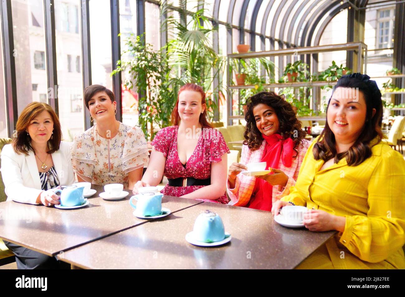 I semifinalisti Jubilee Pudding (L-R) Susan Gardner, Sam Smith, Kathryn MacLennan, Shabnam Russo e Jemma Melvin in un hotel a Piccadilly, nel centro di Londra. Data immagine: Giovedì 12 maggio 2022. Foto Stock