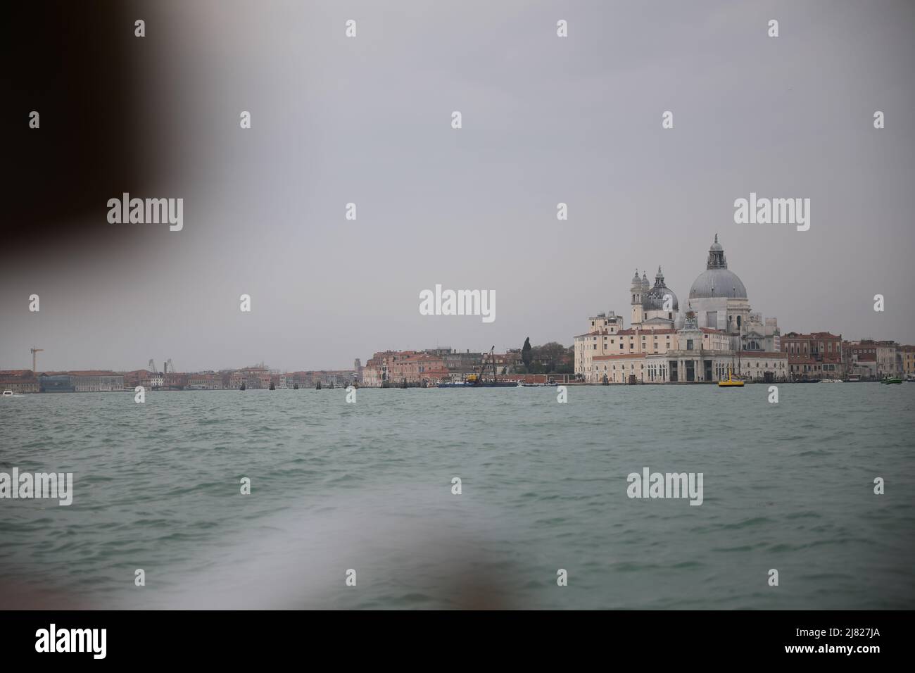 Vista della Basilica di Santa Maria della Salute da una barca, Venezia Foto Stock
