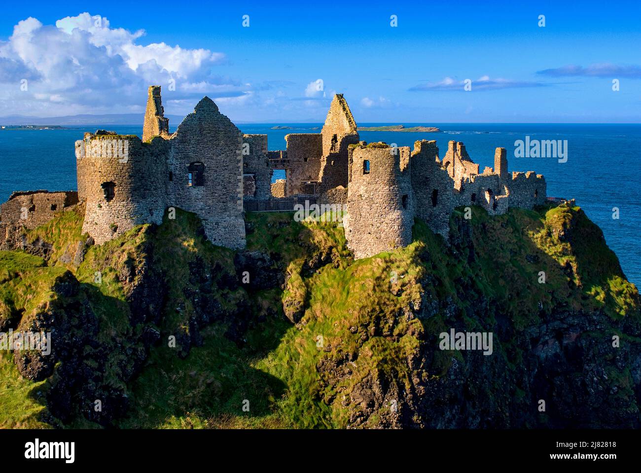 Rovine del castello di Dunluce sulla costa settentrionale di Antrim dell'Irlanda del Nord Foto Stock