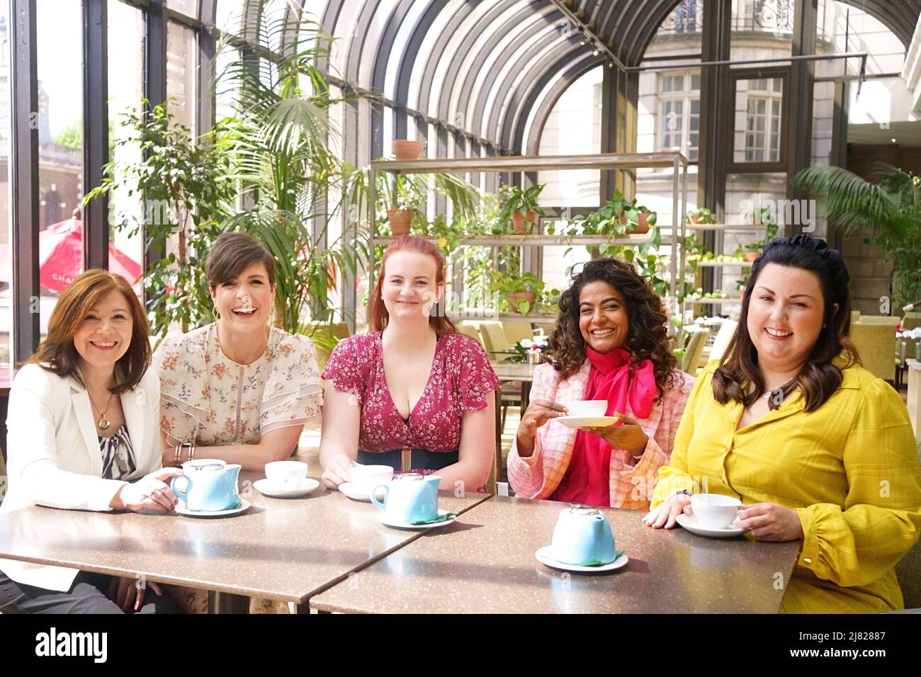 I semifinalisti Jubilee Pudding (L-R) Susan Gardner, Sam Smith, Kathryn MacLennan, Shabnam Russo e Jemma Melvin in un hotel a Piccadilly, nel centro di Londra. Data immagine: Giovedì 12 maggio 2022. Foto Stock