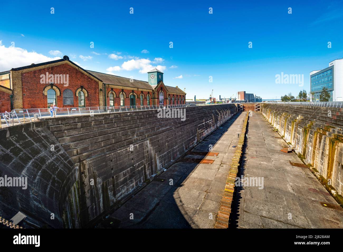 Un vasto spazio vuoto che è il bacino asciutto dove è stato costruito il Titanic, Thompson Dock, Titanic Quarter, Belfast, Irlanda del Nord Foto Stock