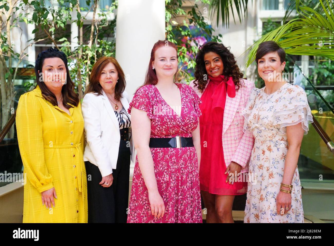 I semifinalisti Jubilee Pudding (L-R) Jemma Melvin, Susan Gardner, Kathryn MacLennan, Shabnam Russo e Sam Smith in un hotel a Piccadilly, nel centro di Londra. Data immagine: Giovedì 12 maggio 2022. Foto Stock