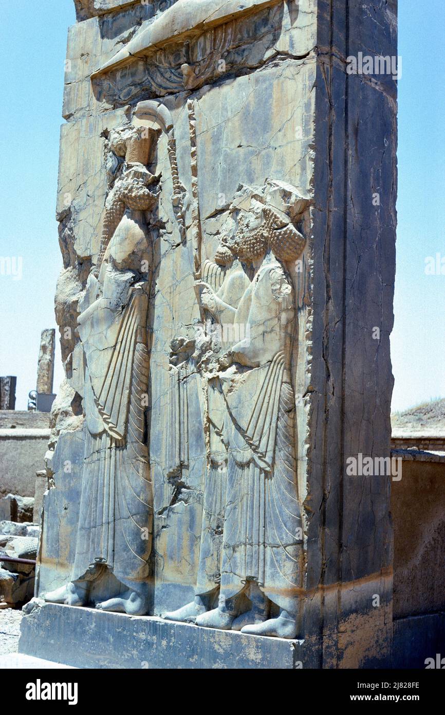 Persepolis, Iran - pannello di sollievo parete sulla porta meridionale della Sala del Consiglio situato nelle rovine dell'antica città di Persepolis, capitale cerimoniale dell'Impero Achemenide, nella provincia di Fars, Iran. Immagine di archivio scattata nel 1976 Foto Stock