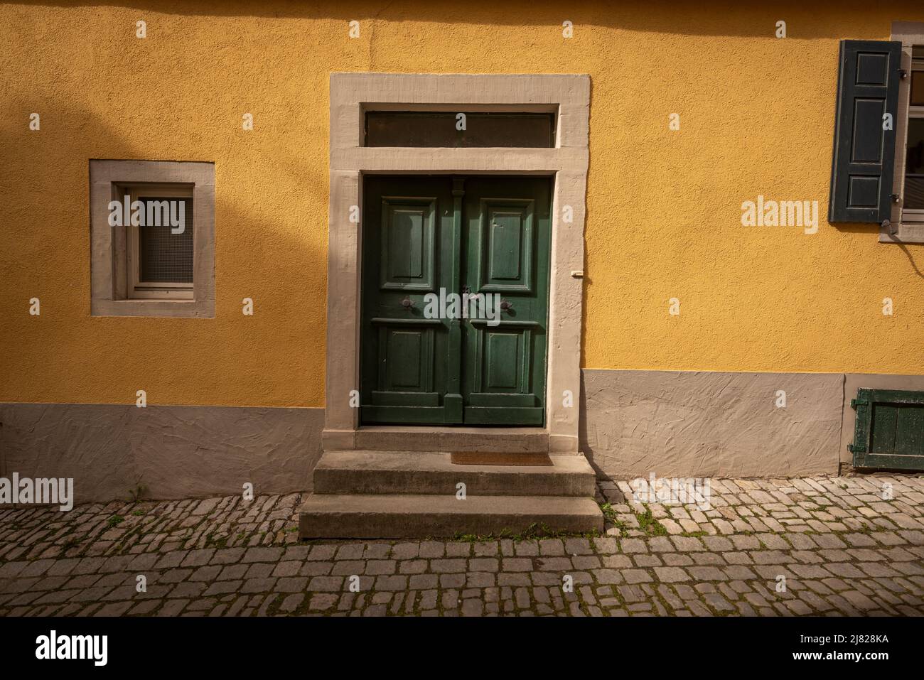 Porta di casa in una strada posteriore di Volkach, Germania. Foto Stock