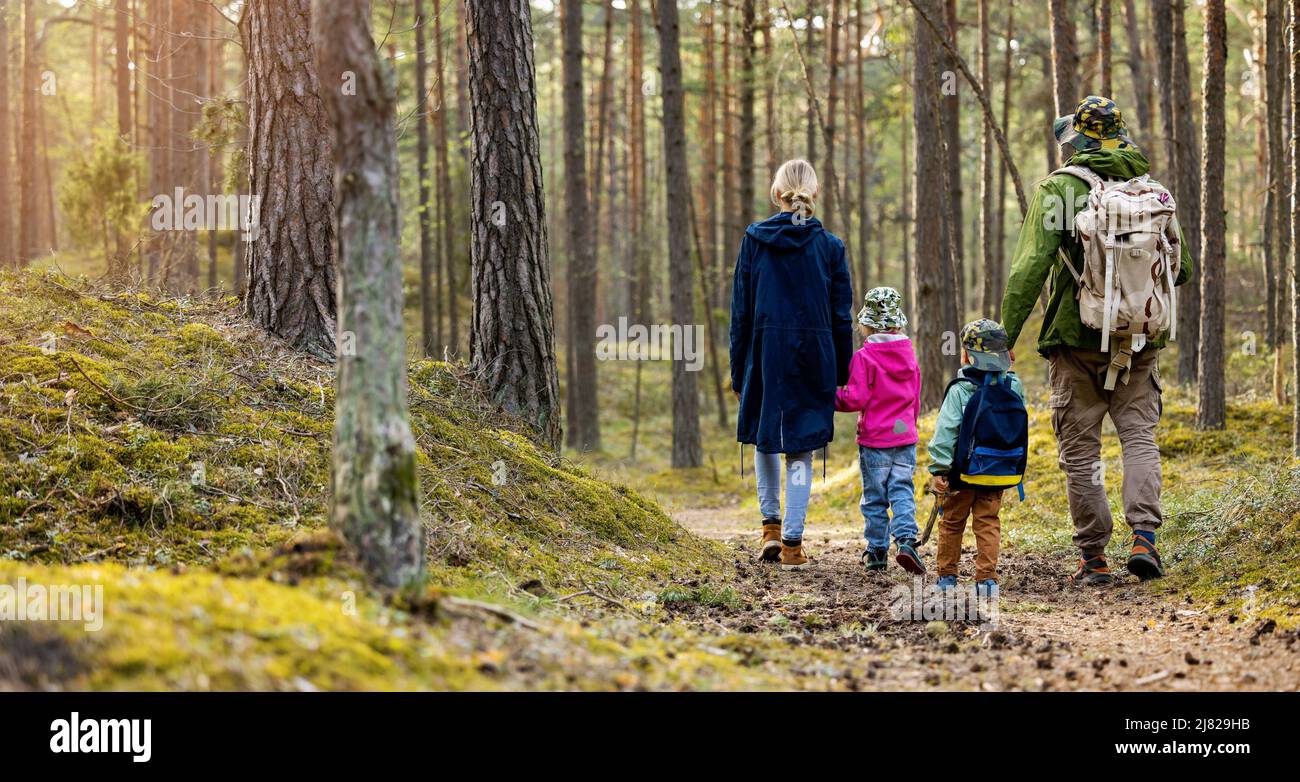 escursione in famiglia nella foresta con bambini. spazio copia Foto Stock