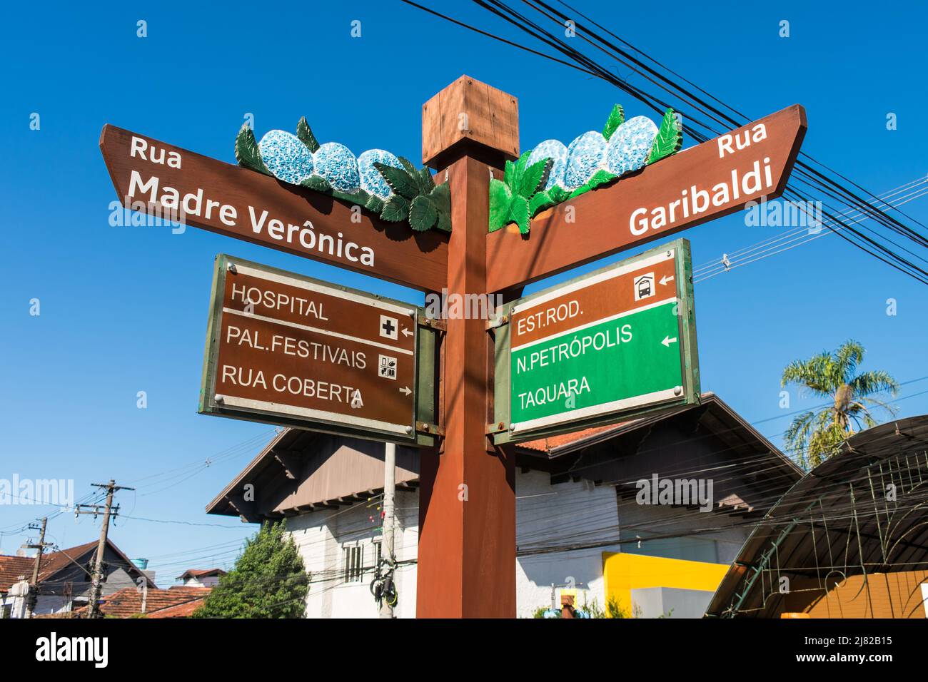 Gramado, Brasile - Circa Aprile 2022: Segnaletica stradale decorata che mostra le strade di Madre Veronica e Garibaldi nel centro di Gramado Foto Stock