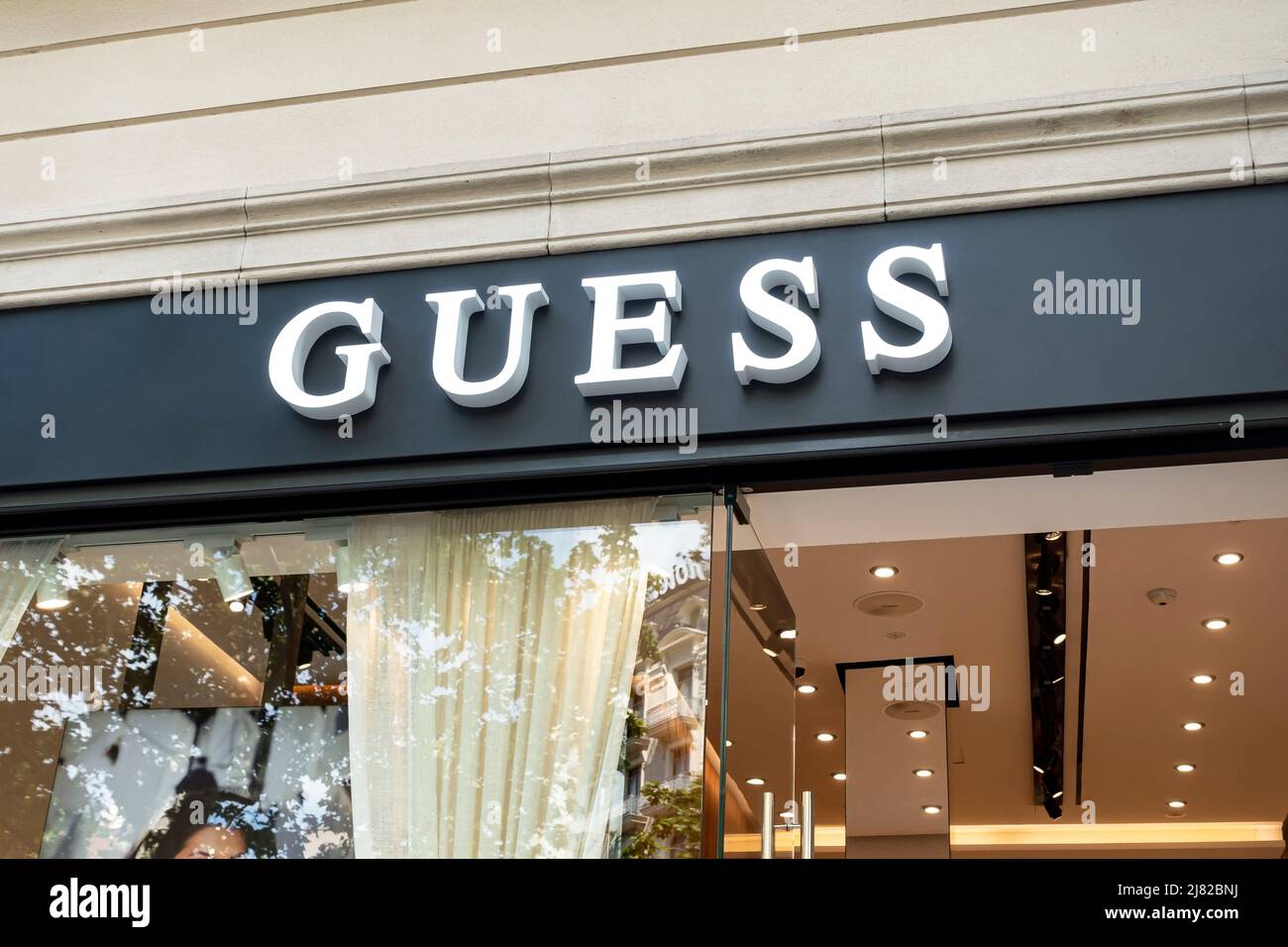 Barcellona, Spagna - 9 maggio 2022: Cartello Guess Store. Guess è un marchio e rivenditore di abbigliamento americano Foto Stock