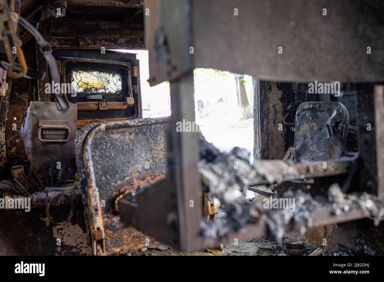 Kiev, Ucraina. 10th maggio 2022. Gli interni di un veicolo armato danneggiato esposti in una mostra all'aperto in memoria dei morti soldati ucraini durante i conflitti armati nel 2014-2016. Credit: SOPA Images Limited/Alamy Live News Foto Stock