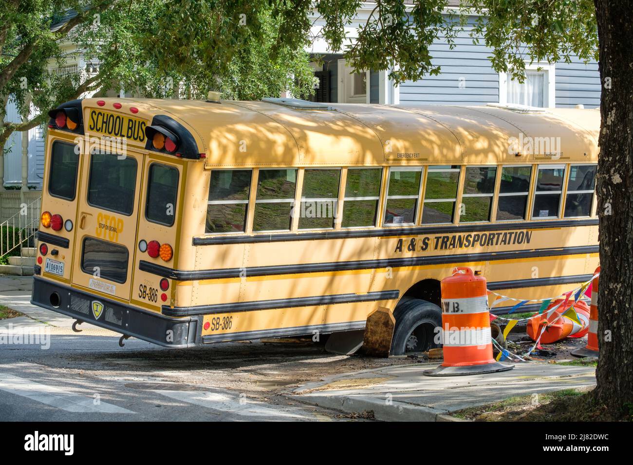 NEW ORLEANS, LA, USA - 9 MAGGIO 2022: Scuolabus è disabilitato da buco in strada Foto Stock