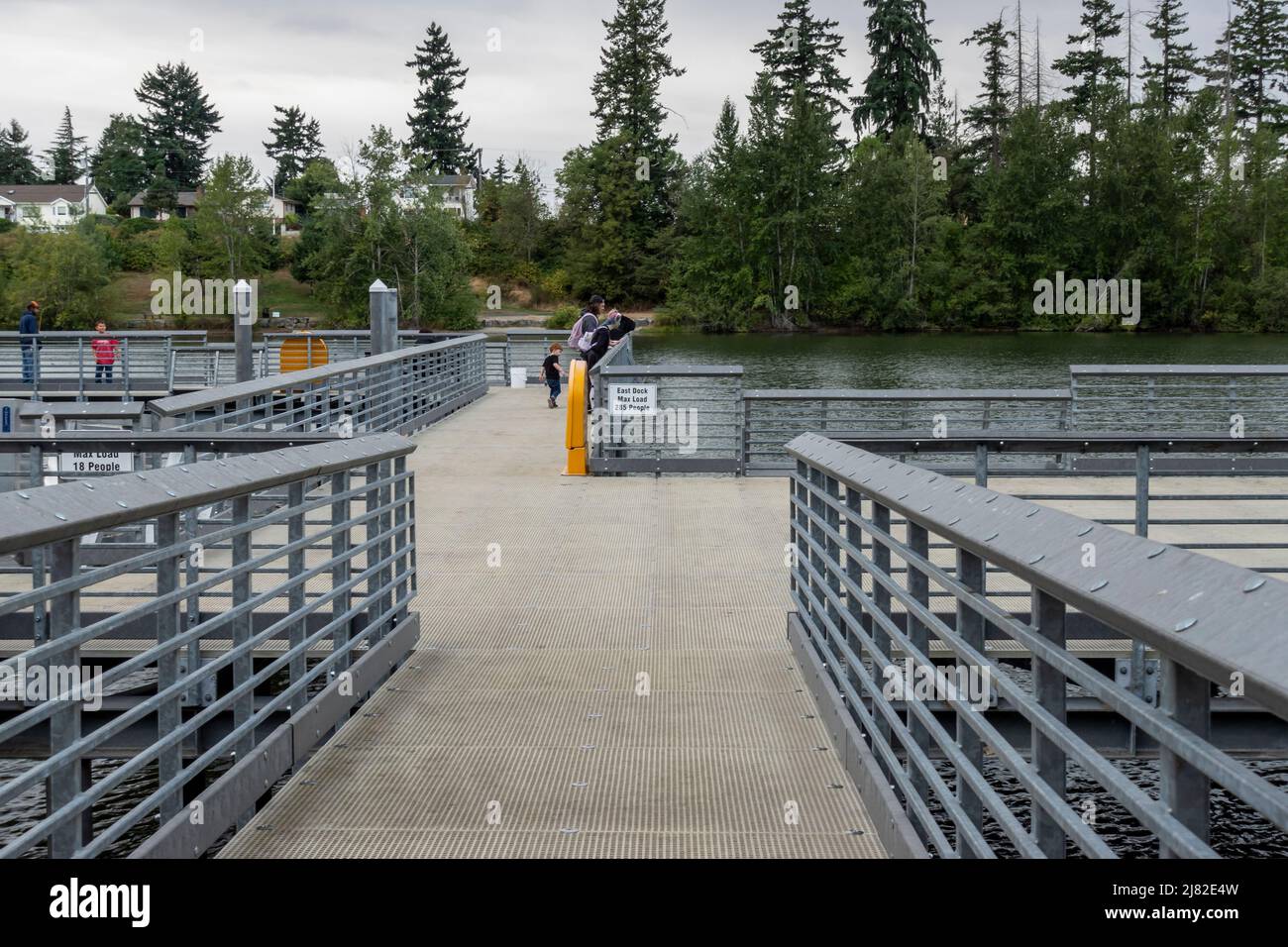 Tacoma, WA USA - circa Agosto 2021: Vista delle persone che trascorrono del tempo al Parco Wapato nel centro di Tacoma Foto Stock