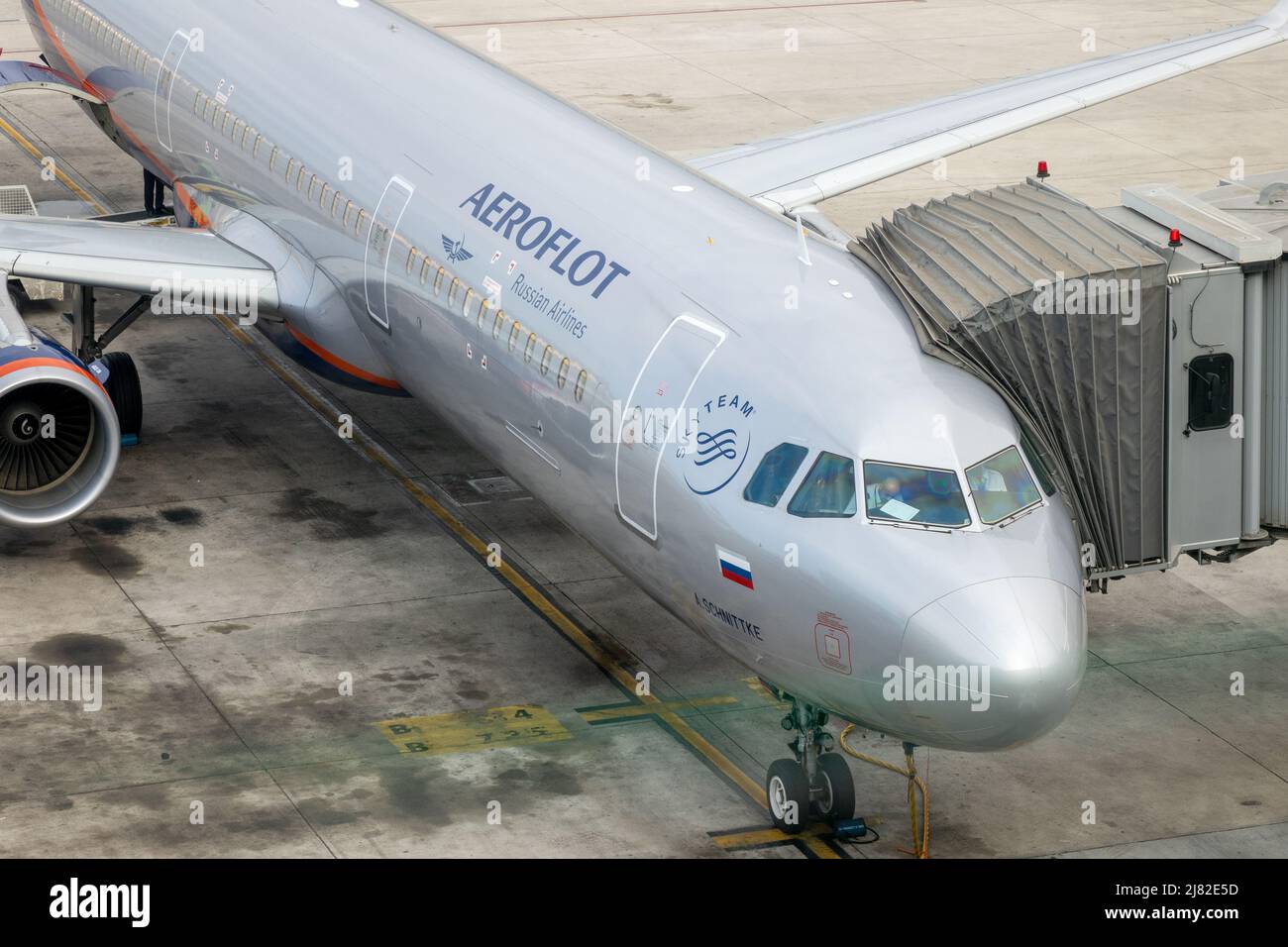 Aeroflot Airbus A321 A. Schnittke alla porta di Josep Tarradellas Barcellona-El Prat Aeroporto Barcellona Spagna 9 dicembre 2017 Foto Stock