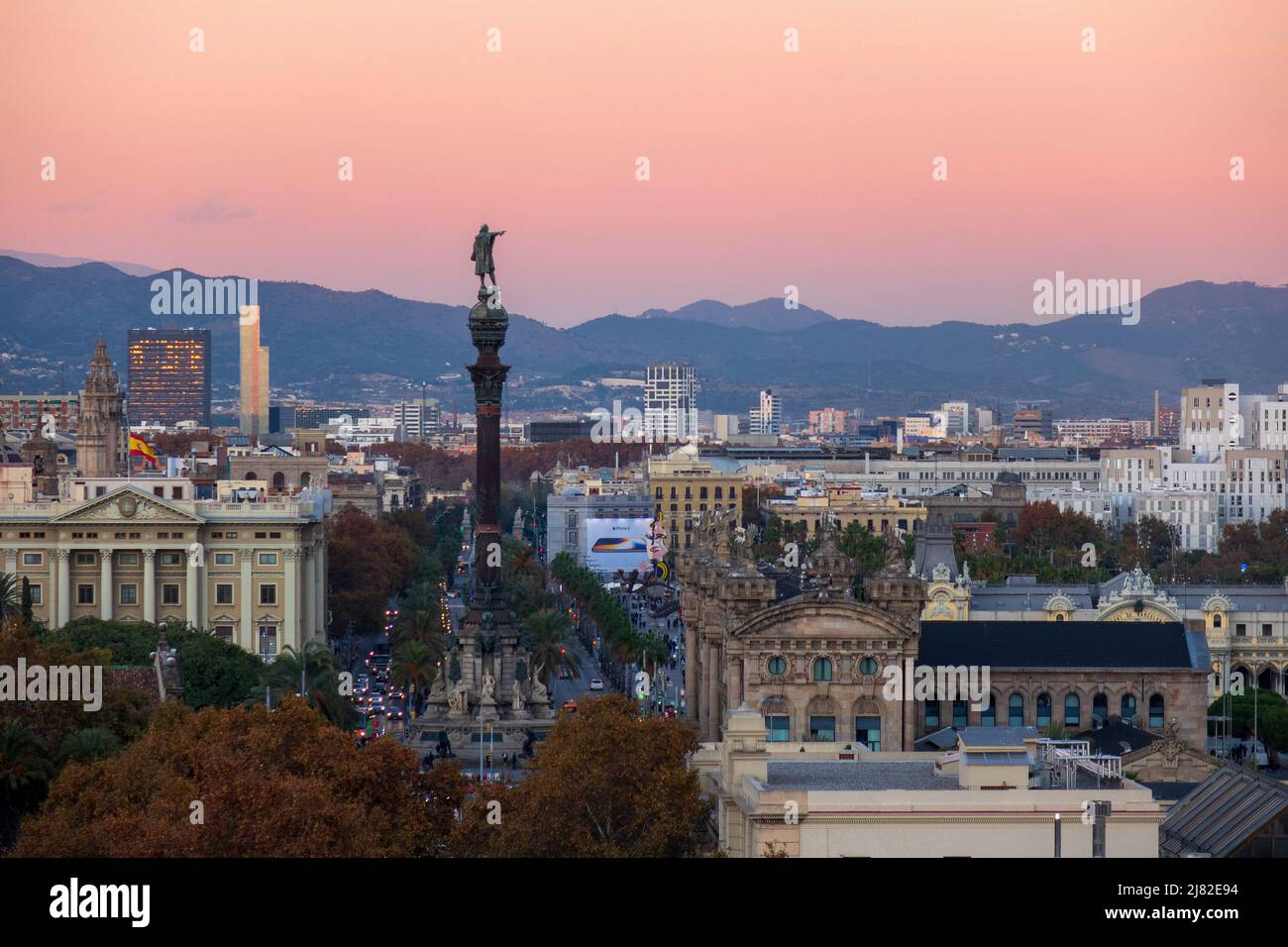 Tramonto visto dal Monte Montjuic e dal Monumento Cristoforo Colombo, Passeig Josep Carner nella città di Barcellona Spagna Foto Stock