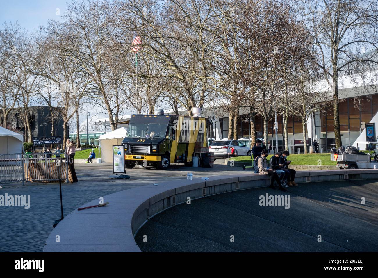 Seattle, WA USA - circa Marzo 2022: Vista del McDonald's food Truck vicino alla International Fountain nel centro di Seattle. Foto Stock