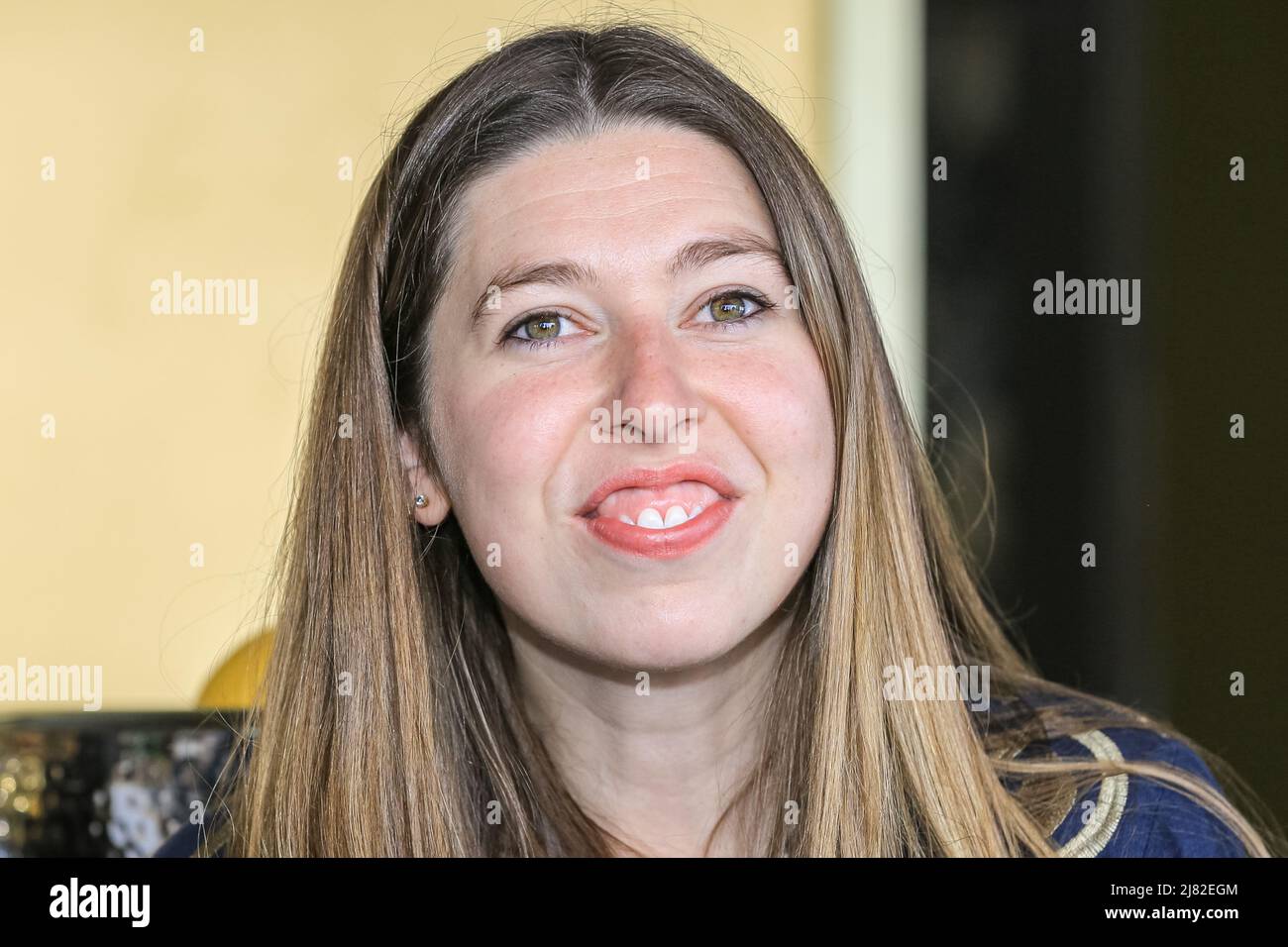 Londra, Regno Unito, 12th maggio 2022. Artista Jocelyn McGregor. Sculpture in the City lancia la sua commissione inaugurale di opere d'arte pubbliche 'Earthing' per Aldgate Square Commission, di Jocelyn McGregor in Aldgate Square nella City of London. Giocando con la tattilità, Jocelyn ha mescolato una combinazione di materiali tra cui acrilico, jemonite, pietra e bronzo. Desideroso di toccare il suo lavoro, non è stato deliberatamente posto su un plinto, notando come ogni materiale ha una porosità, temperatura e tatto differenti. La Aldgate Square Commission sostiene gli artisti emergenti del Regno Unito e fa parte del 11th Foto Stock