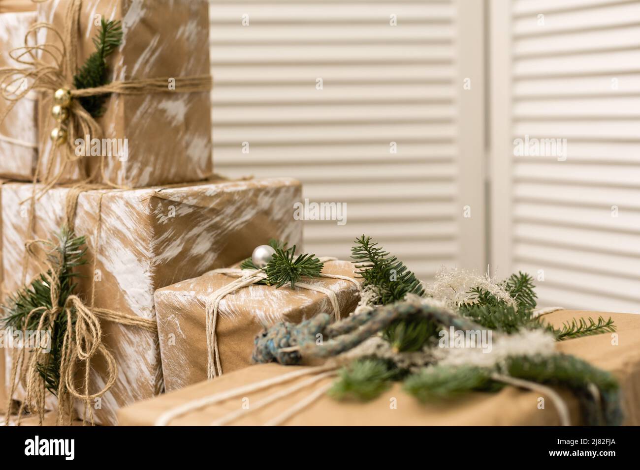 Presenta in vecchia slitta. Regali di Natale in carta kraft. Foto Stock