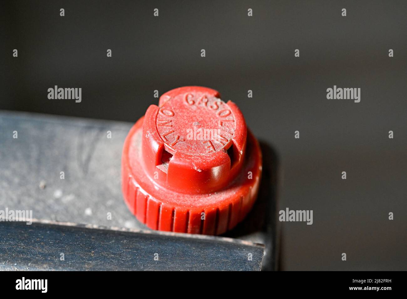 tappo rosso che copre il serbatoio del gas sullo spazzaneve Foto Stock