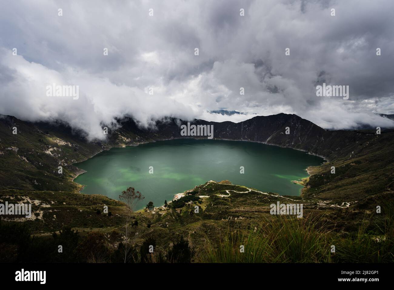 Quilotoa, un lago cratere pieno d'acqua e il vulcano più occidentale delle Ande ecuadoriane Foto Stock