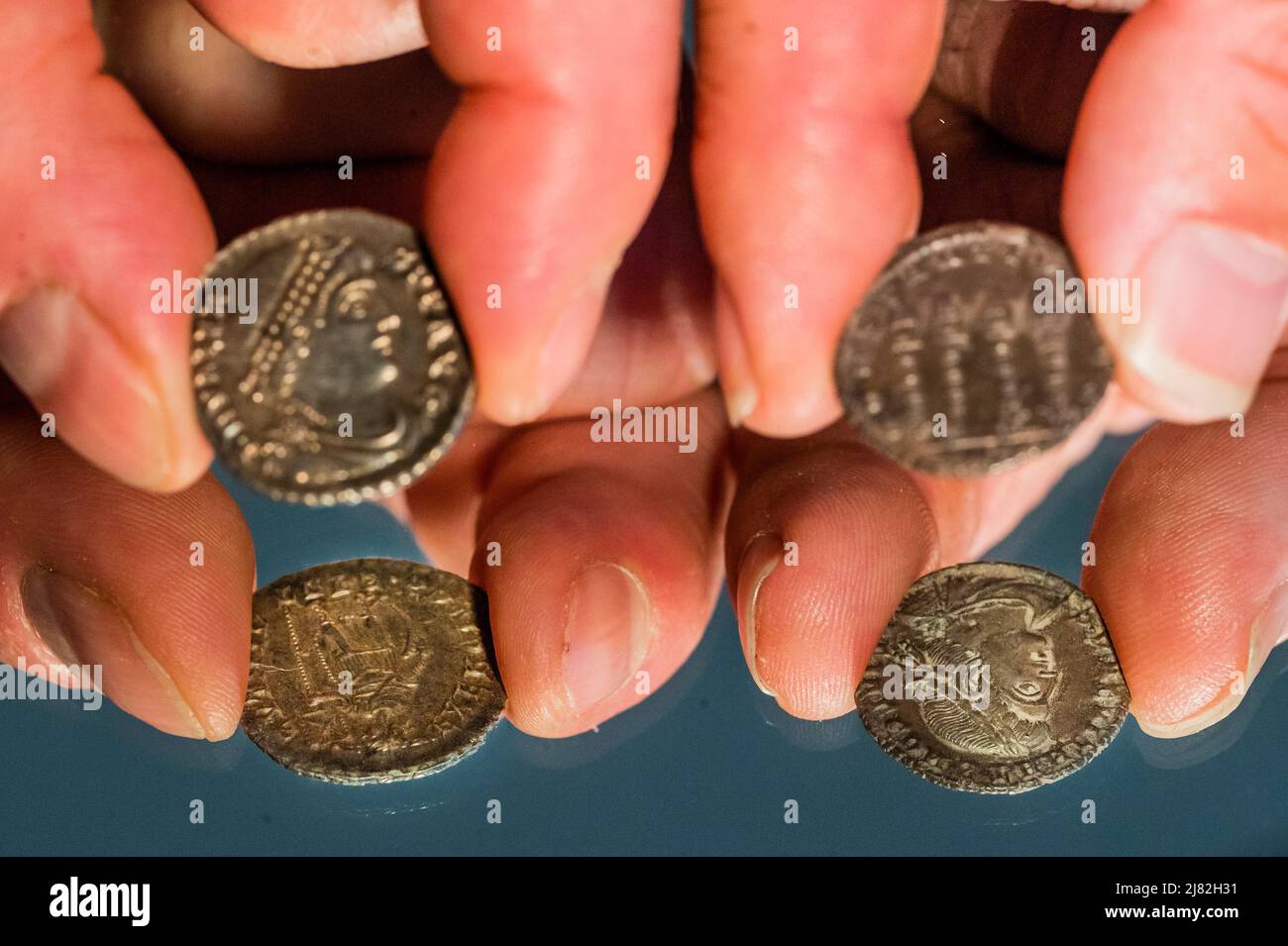 Londra, Regno Unito. 12th maggio 2022. Noonans, anteprima la vale di Pewsey hoard di monete d'argento tardo romano che sono stati scoperti durante un viaggio in campeggio settembre 2020. Tre metal detectoristi dell'Essex e del Wiltshire con oltre 90years esperienze di rilevamento tra loro, sono venuti attraverso la buda, che si prevede di prendere nella regione di £ 40.000. Le monete saranno vendute martedì 17 maggio 2022. Credit: Guy Bell/Alamy Live News Foto Stock