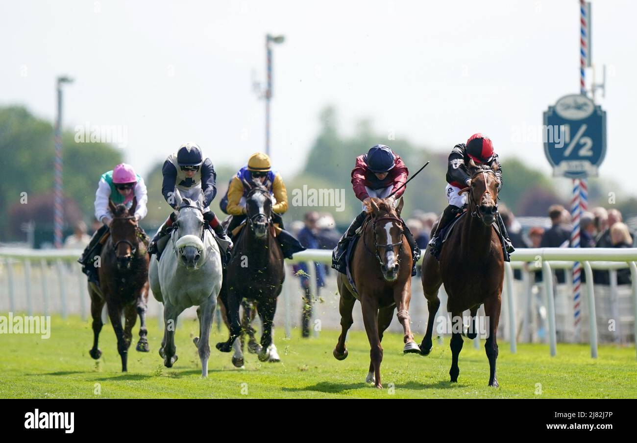 Lilac Road, cavalcata da Tom Marquand (seconda a destra), vince al Basti Equiworld Dubai Middleton FilliesÕ Stakes durante il secondo giorno del Dante Festival 2022 all'ippodromo di York. Data immagine: Giovedì 12 maggio 2021. Foto Stock