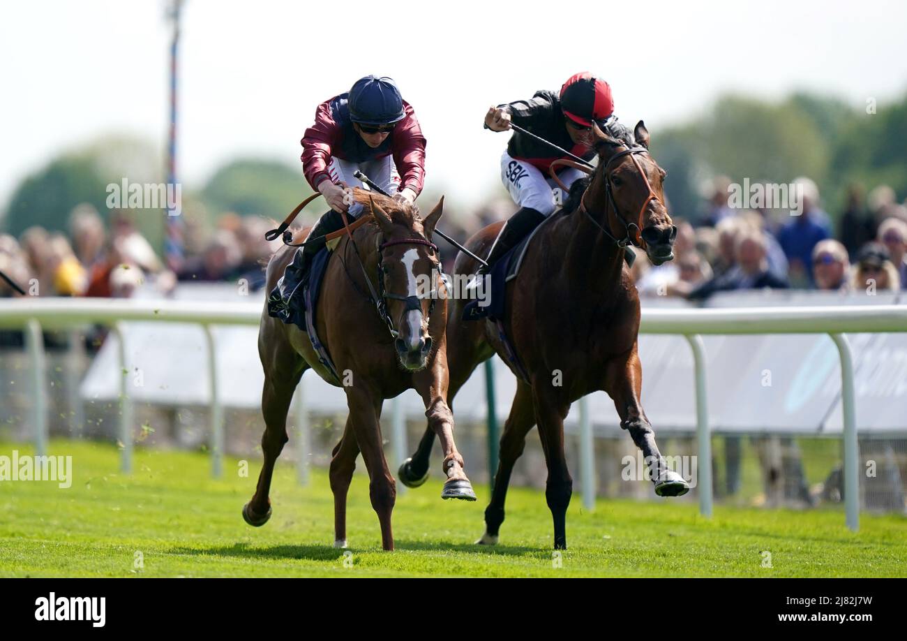 Lilac Road indovinata da Tom Marquand (a sinistra) continua a vincere al Basti Equifworld Dubai Middleton FilliesÕ Stakes durante il secondo giorno del Dante Festival 2022 all'ippodromo di York. Data immagine: Giovedì 12 maggio 2021. Foto Stock