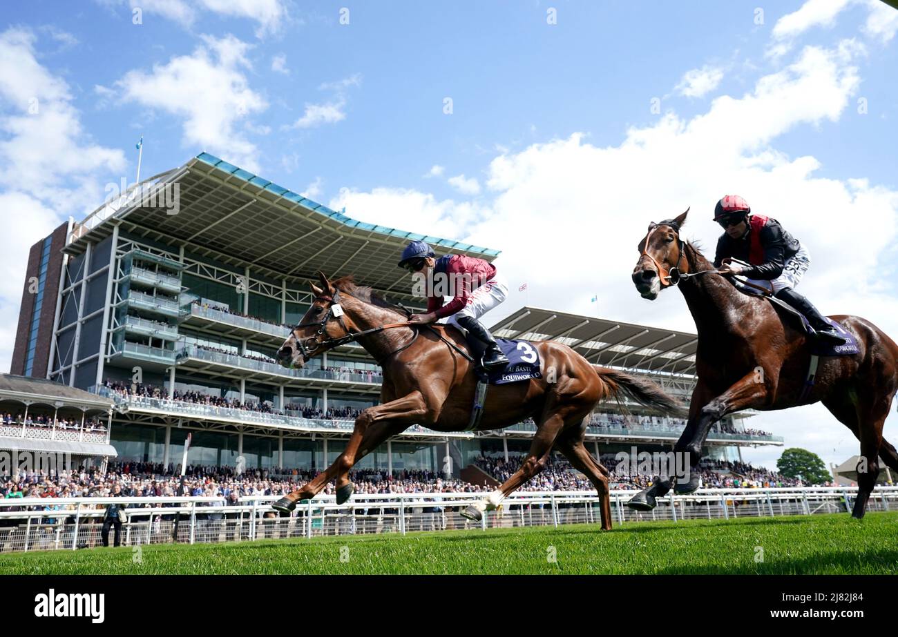 Lilac Road indovinata da Tom Marquand (a sinistra) continua a vincere al Basti Equifworld Dubai Middleton FilliesÕ Stakes durante il secondo giorno del Dante Festival 2022 all'ippodromo di York. Data immagine: Giovedì 12 maggio 2021. Foto Stock