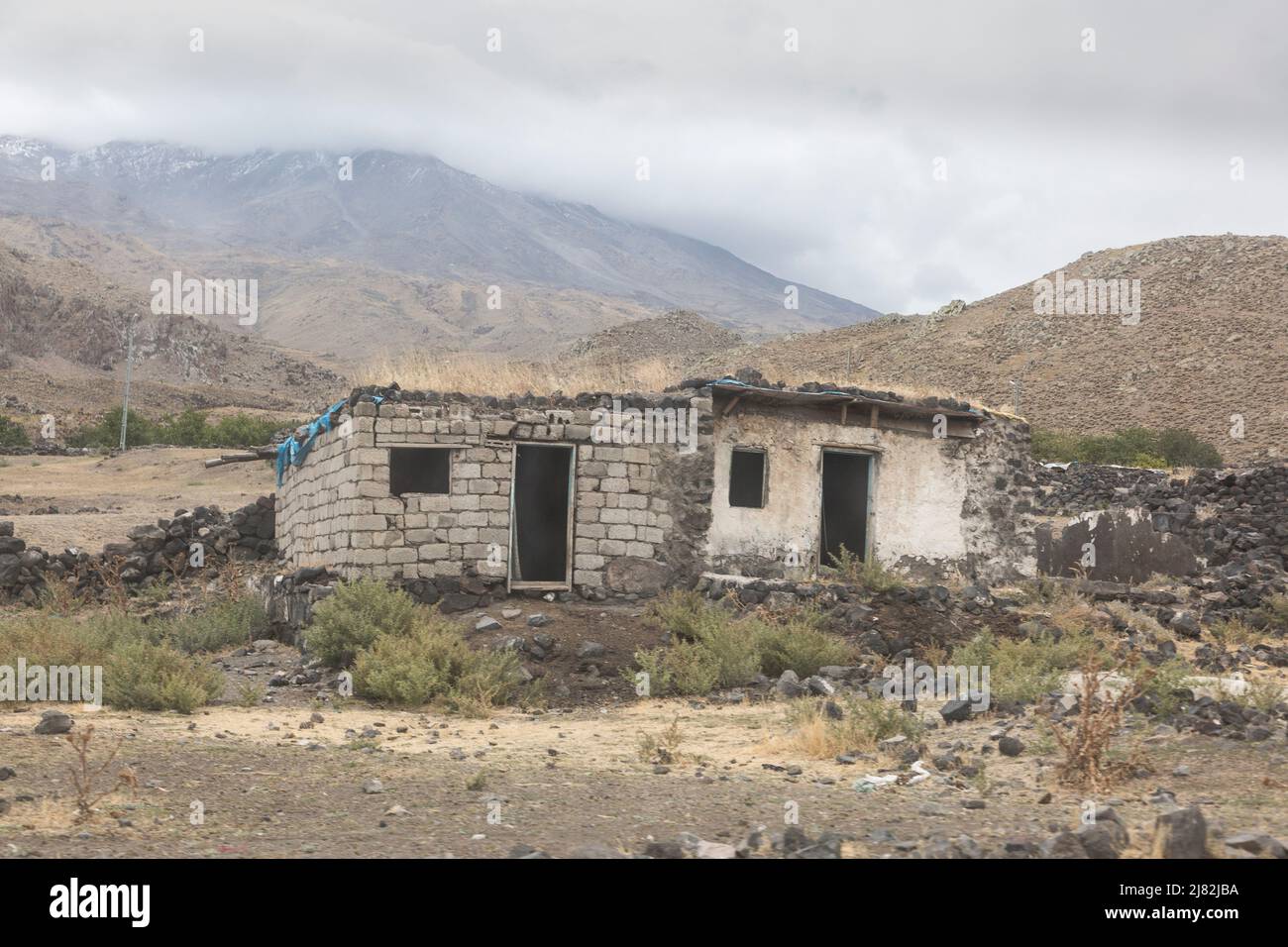 Vecchie case abbandonate di poveri, regione dell'Anatolia orientale, Turchia Foto Stock
