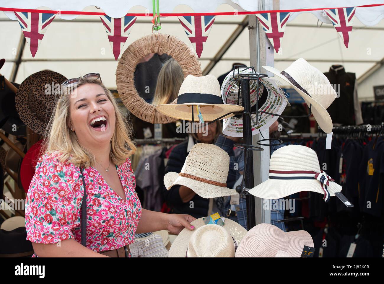 Windsor, Berkshire, Regno Unito. 12th maggio 2022. Era una giornata intensa e il sole splindeva il primo giorno del Royal Windsor Horse Show, allestita nei giardini privati del Castello di Windsor. Credit: Maureen McLean/Alamy Live News Foto Stock