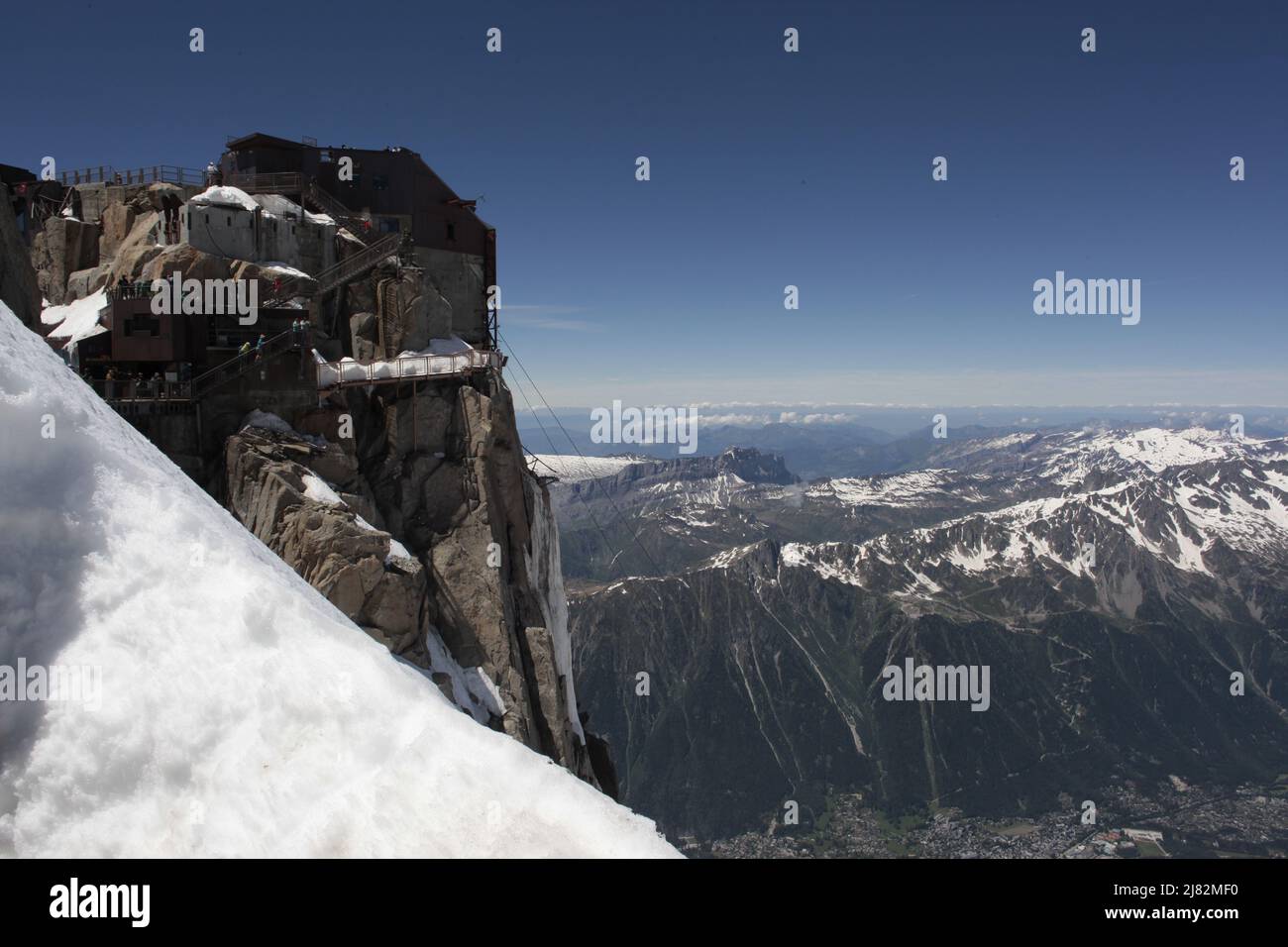Plateforme de l'Aiguille du Midi à l'arrivée du téléphérique, Chamonix Mont-Blanc, alta Savoia Foto Stock