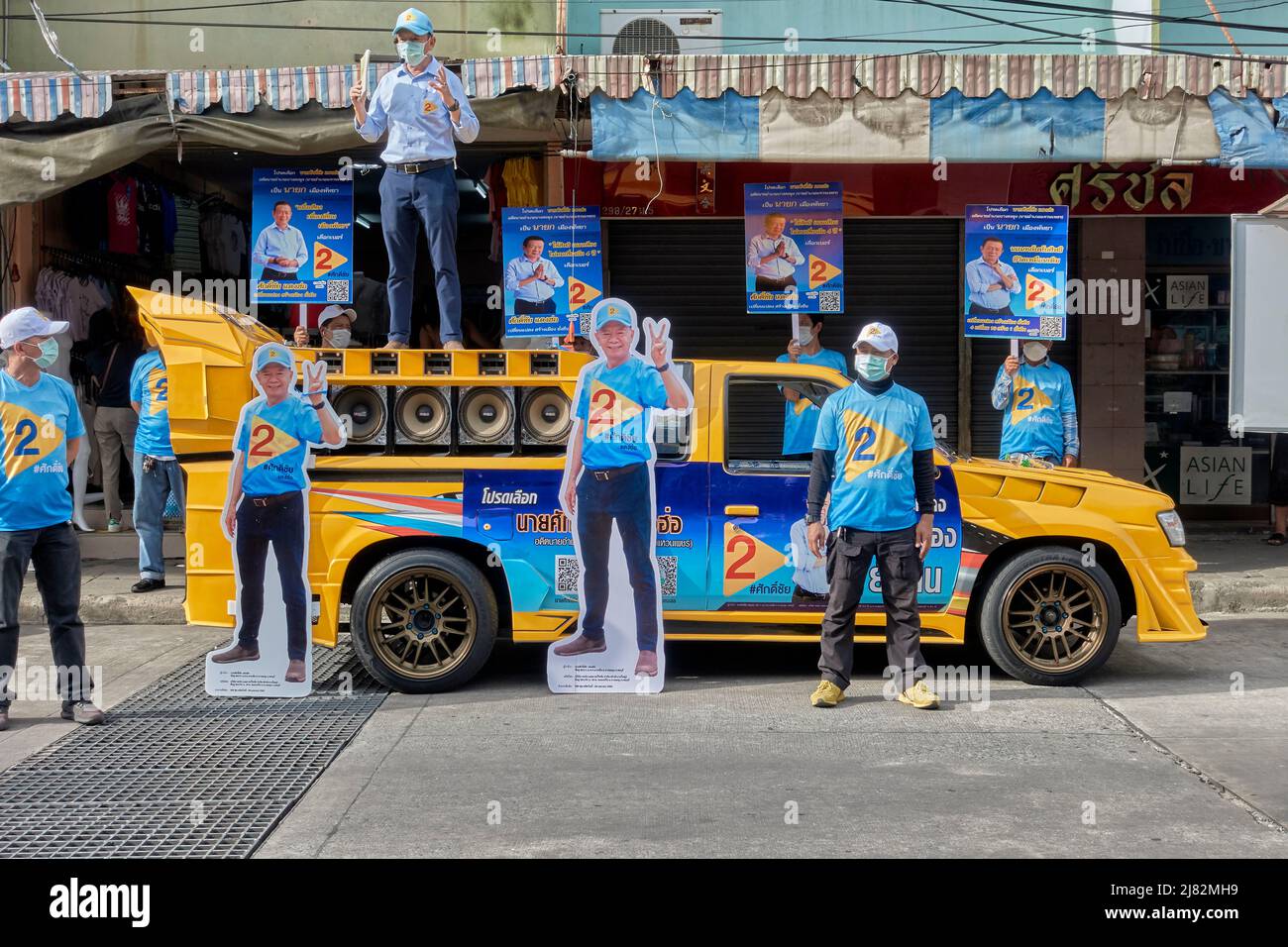 Altoparlanti. Banca di altoparlanti su un veicolo modificato per il canvasing da parte del candidato per le elezioni del governo locale . Thailandia Sud-est asiatico Foto Stock