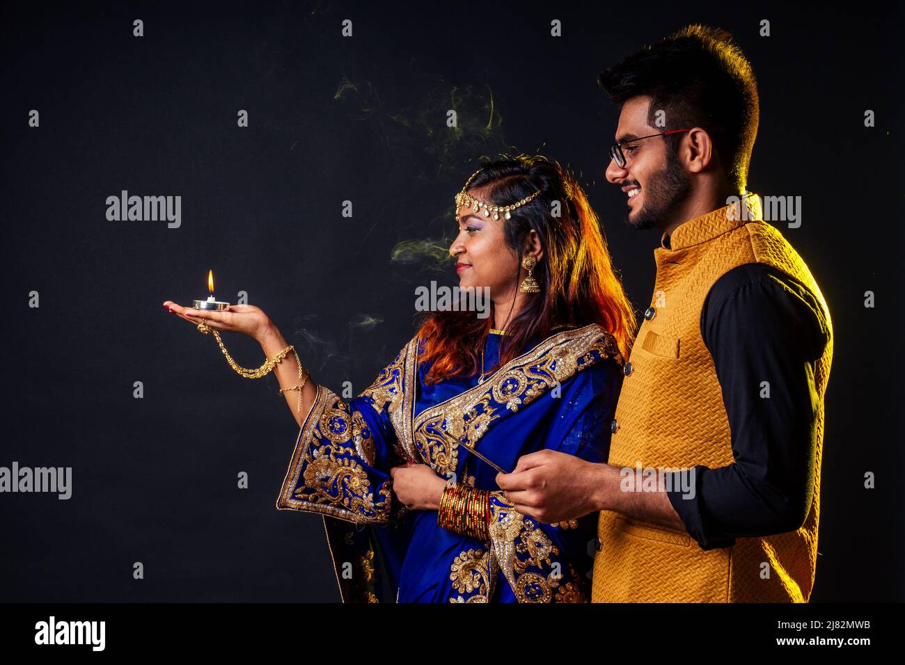 indiana femmina e uomo indù celebrazione divali studio background Foto Stock