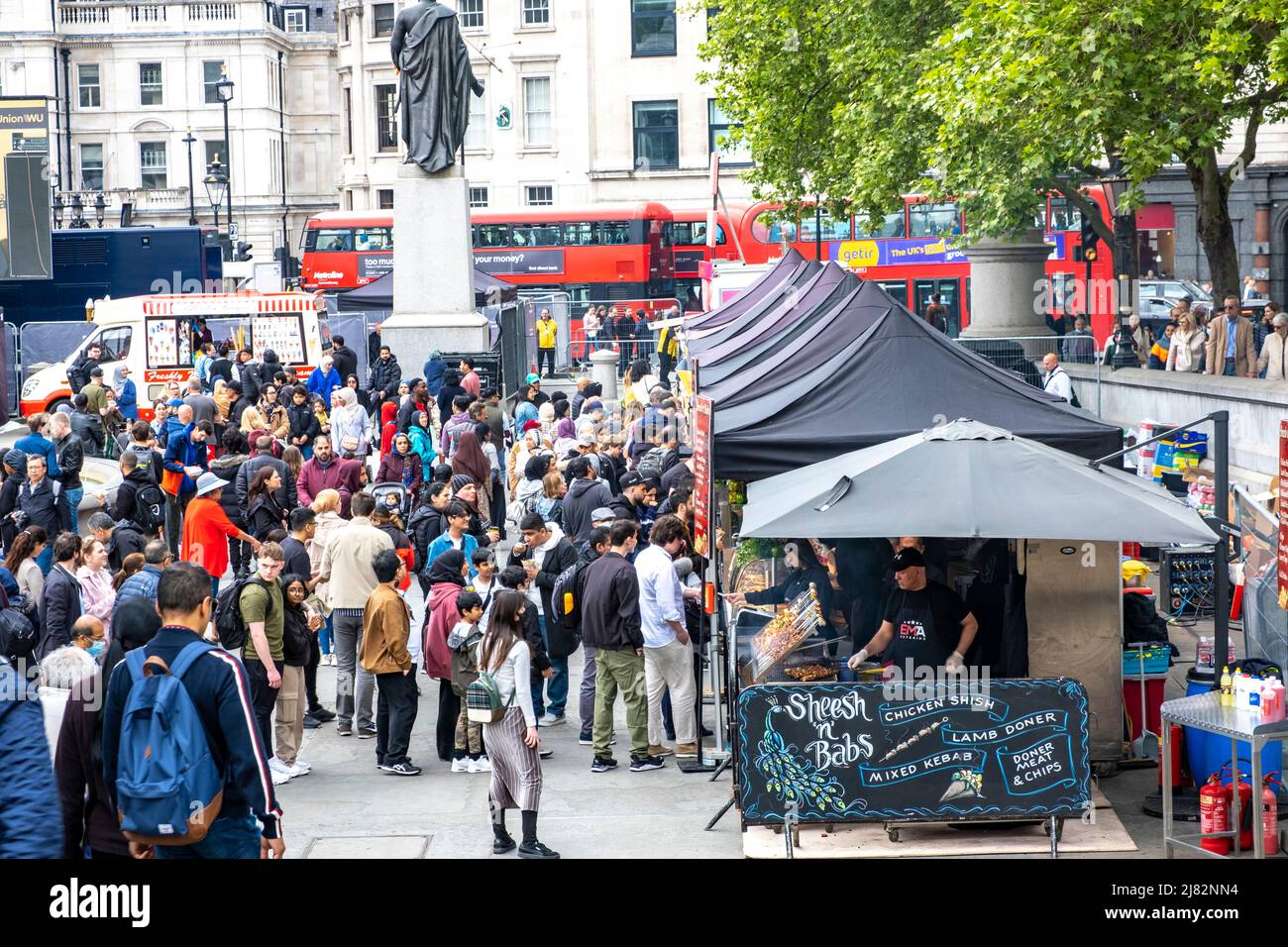 Londra celebra Eid in the Square a Trafalgar Square con bancarelle alimentari di mercato. L'evento segna la fine del Ramadan, il mese santo islamico del digiuno Foto Stock
